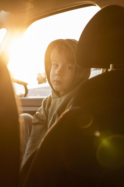 垂直在阳光下开车旅行的孩子旅行旅行休闲