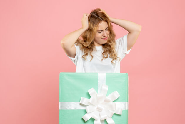 圣诞节正面图年轻女性站在礼品盒内礼物颜色可爱