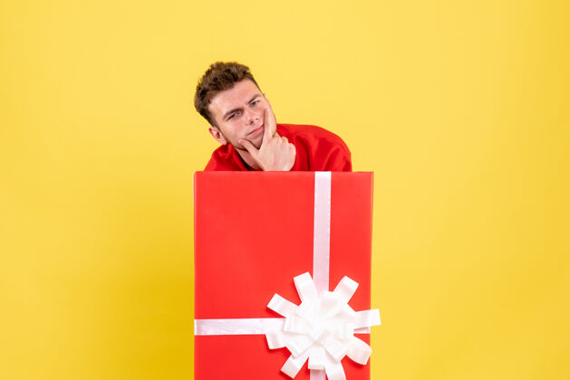 礼物正面图男青年站在礼品盒内思考购物节日男性