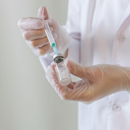 化学家戴着手套拿着注射器的女研究员化学研究手套