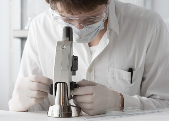 实验室用显微镜工作的人分类科学研究
