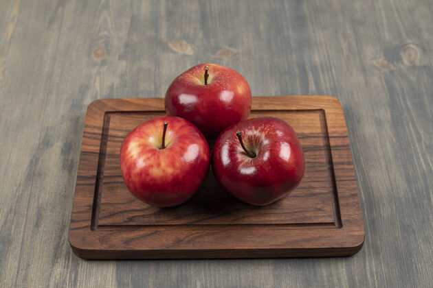 食物木质砧板上的多汁苹果高品质照片纯水果有机