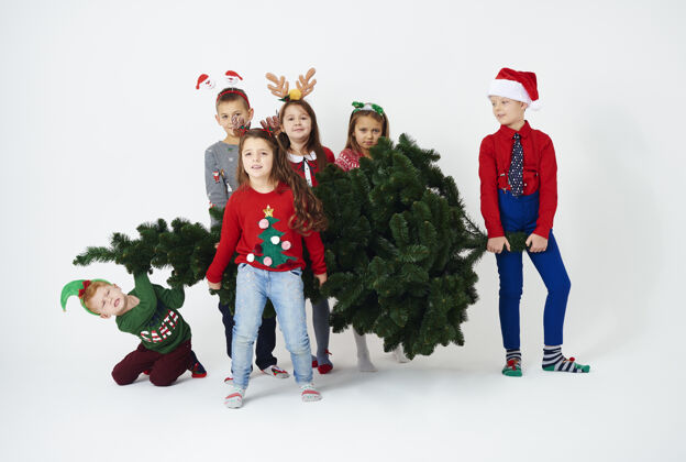 女孩圣诞树必须在我们家里活动团体圣诞节时间