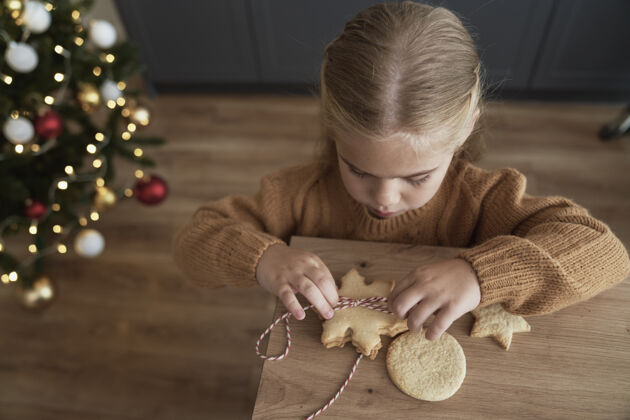顶视图女孩为圣诞老人打包饼干的顶视图室内孩子装饰