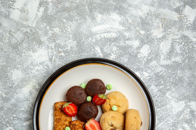 减肥俯瞰美味蛋糕 白色桌面上有饼干和草莓饼干糖蛋糕甜饼茶饼干水果可食用的饼干