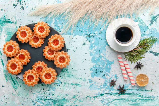 饼干俯瞰美味的小饼干与咖啡杯蓝桌饼干饼干甜甜的糖色茶咖啡饼干桌子