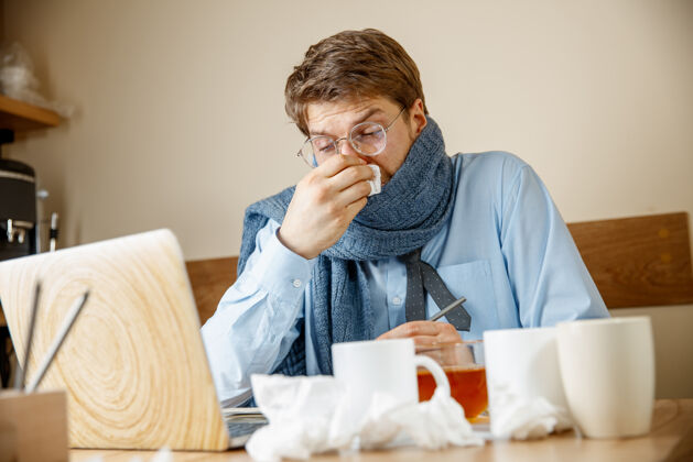 男性病人在办公室工作时 商人感冒了 季节性流感工人医疗办公室