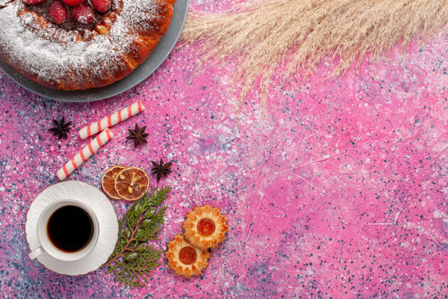 视图俯瞰美味的草莓蛋糕 配上饼干和一杯红茶 桌上蛋糕 甜甜的饼干 馅饼早餐茶饼干