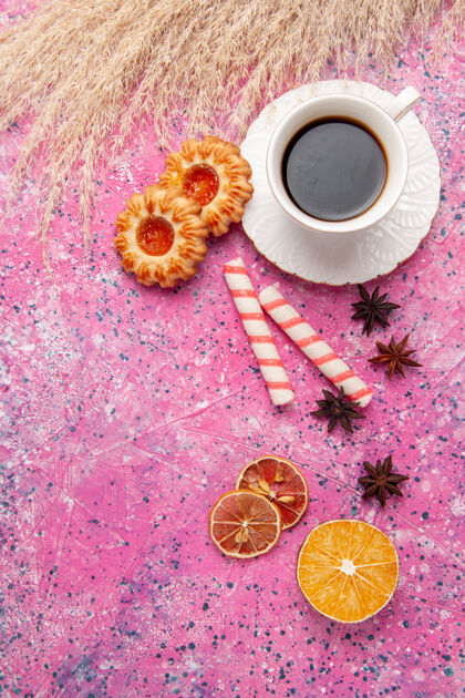 饼干俯瞰一杯茶 桌上放着粉红色的饼干饼干饼干糖甜甜的颜色花卉饼干视图