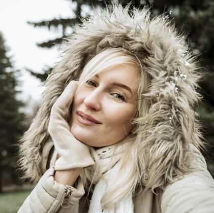 肖像一个漂亮女人的肖像 穿着带兜帽的冬季夹克寒冷冬天夹克快乐