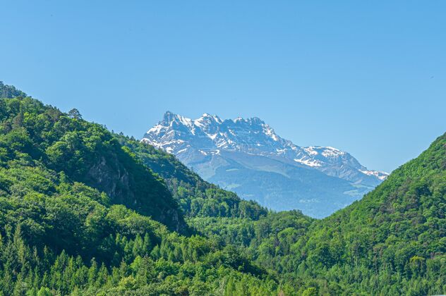 岩石在瑞士有多个山峰的midi山凹痕阿尔卑斯山山瑞士