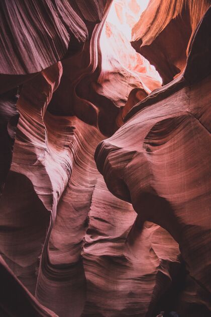 层犹他州狭缝峡谷惊人的砂岩地层低角度拍摄公园岩石干