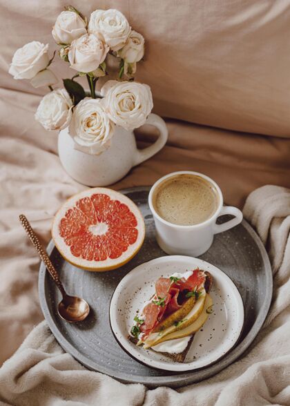 菜早餐咖啡配葡萄柚和三明治咖啡玫瑰美食