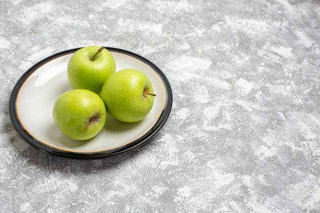 里面前视新鲜青苹果盘内浅白表面新鲜成熟醇厚的水果食品维生素醇香新鲜饮食