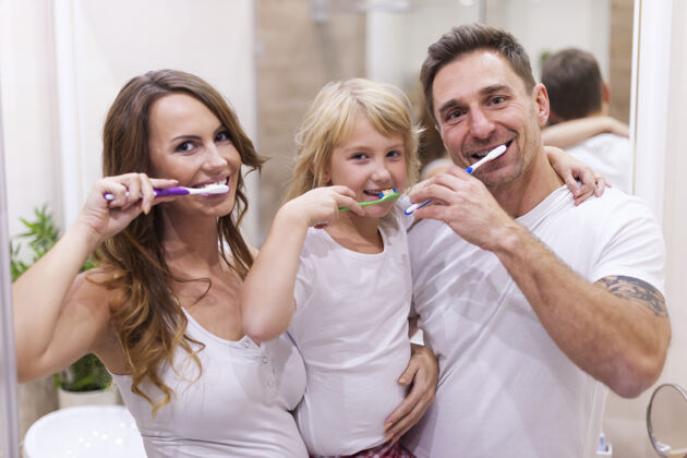 微笑刷牙这是我们的习惯牙齿卫生涂抹卫生
