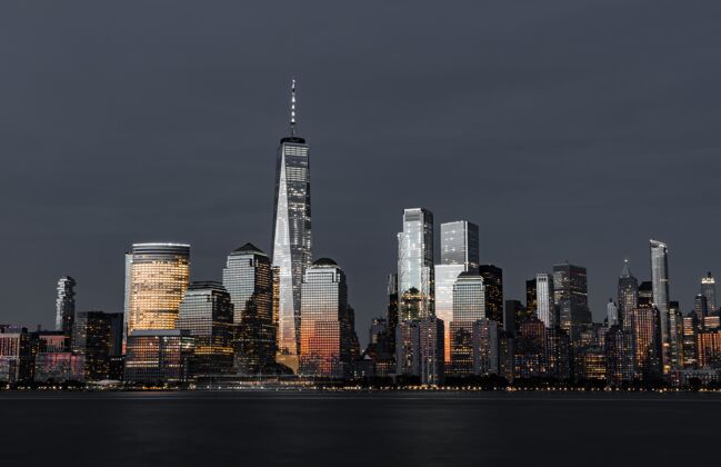 塔楼令人惊叹的拍摄高现代摩天大楼的城市天际线在夜间交通道路城市