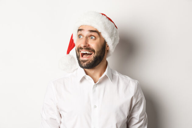聚会特写镜头：戴着圣诞帽 满脸胡须的男人 兴奋地左顾右盼 圣诞促销 站着节日欢快圣诞节