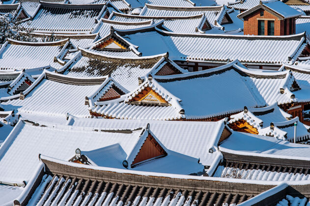 宽全州传统的韩国村庄屋顶覆盖着白雪 全州汉诺克村在冬天 韩国全景降雪空中
