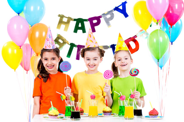 蜡烛一群快乐的女孩拿着五颜六色的糖果在生日聚会上玩得很开心-隔离在白色的地板上孩子食物孩子