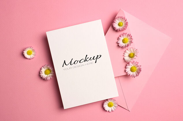 婚禮問候語 請柬或卡片模型與信封和雛菊花粉紅色請柬明信片信封