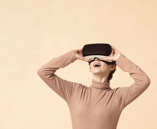 智能玩虚拟现实耳机抬头看的女人模特摄影姿势