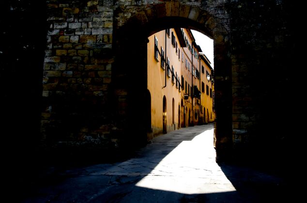 房子通往意大利托斯卡纳科勒瓦勒萨村的老街建筑城市墙