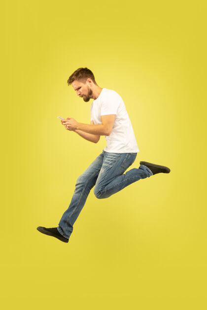 自由黄色背景上孤立的快乐跳跃人的全长肖像穿着休闲服的白人男模自由选择 灵感 人类情感的概念赢得运动赌注积极跳跃办公室