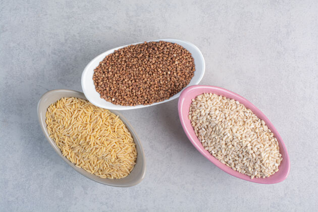 荞麦米饭 小麦和荞麦放在大理石碗里有机谷物谷类
