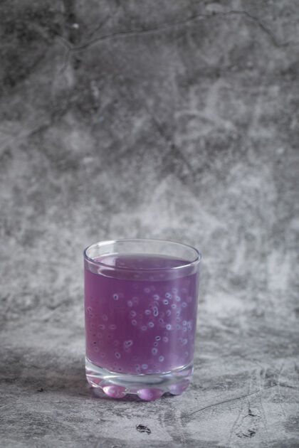 酒精一杯紫色蓝莓汁加灰色热酒吧饮料