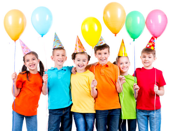 有色一群快乐的孩子穿着彩色t恤 白色背景上有气球庆祝气球轮毂盖