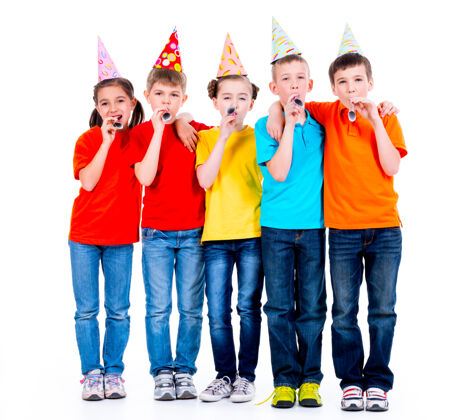 六一群快乐的孩子穿着彩色t恤和派对吹风机-隔离在白色背景上同学衬衫庆祝