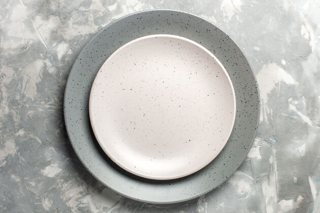 盘子灰色圆形空板顶视图 灰色表面上有白色板碗餐具圆的