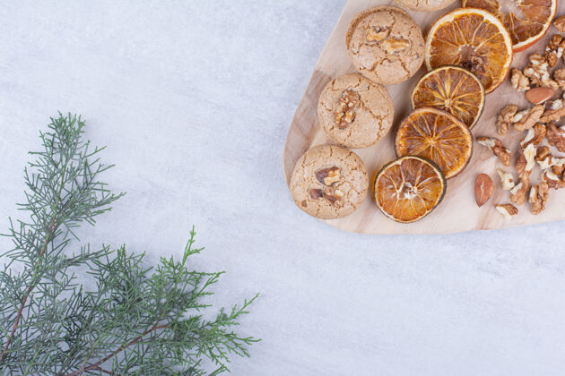 橘子饼干 桔子和各种坚果放在木板上松子坚果松子