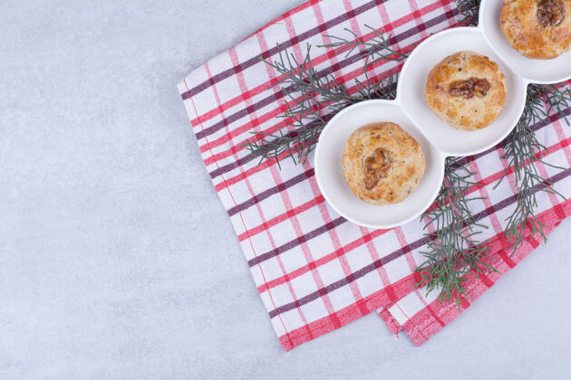 圣诞节在桌布上放核桃仁自制饼干松树枝树枝甜点
