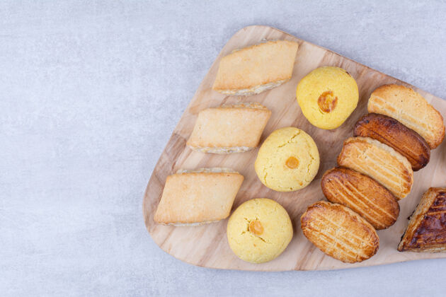 甜点各种美味的饼干放在木板上好吃的甜的采购产品面包房