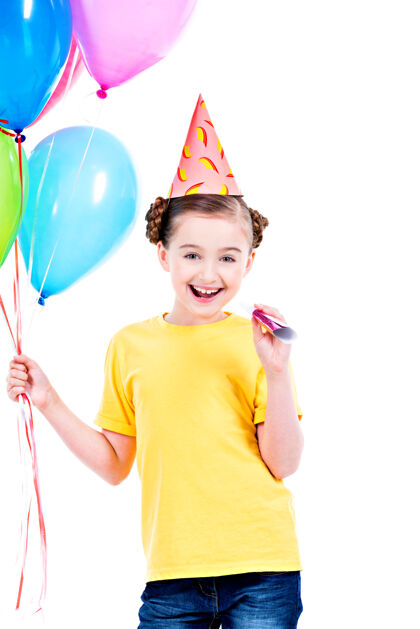 帽子身着黄色t恤 手持五颜六色气球 面带微笑的快乐女孩的肖像——孤立在白色的舞台上T恤派对气球