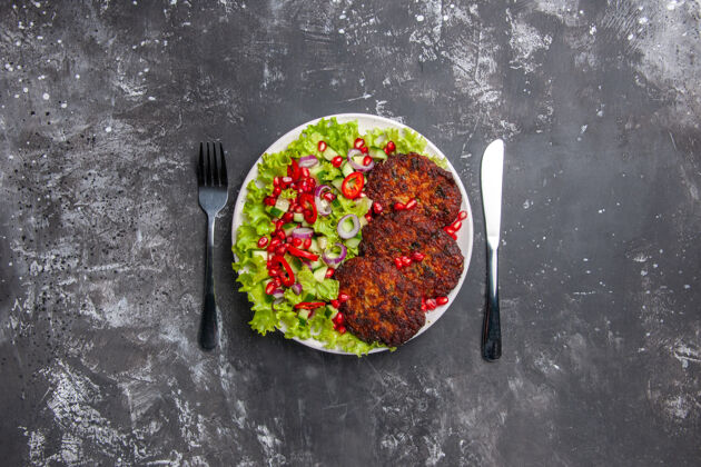 美味顶视图美味的肉排与新鲜沙拉上的灰色背景照片肉菜食品新鲜晚餐胡椒