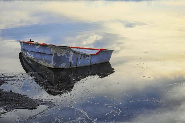 肮脏湖上的旧船水风景蓝色