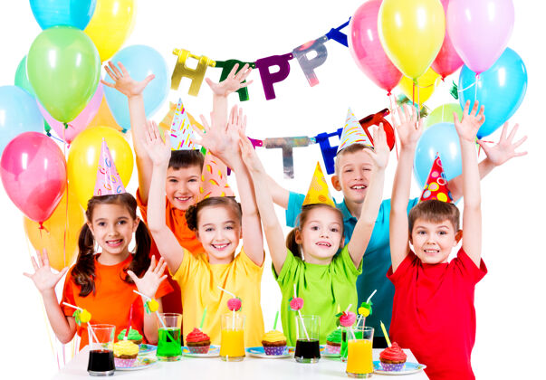 饮料一群穿着五颜六色衬衫的孩子在生日聚会上举手——孤立地站在一个白色的舞台上轮毂盖孩子同学