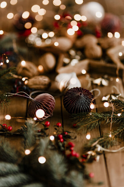 仙女灯纸球花环和圣诞灯放在木桌上温暖节日灯乡村