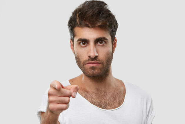 胡须你要仔细听我说严厉的没刮胡子的男人表情严肃 用食指直指 穿便服理发摆姿势穿着