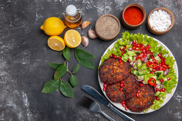 午餐俯视图美味的肉排与蔬菜沙拉的灰色背景照片食物餐菜美味肉排烹饪