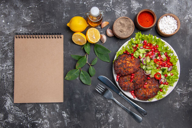 烹饪顶视图美味的肉排与蔬菜沙拉上的灰色背景照片食物餐菜盘子美味肉排