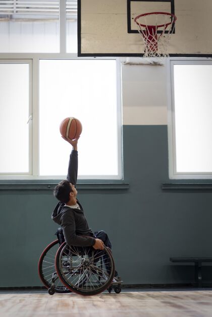 残疾全速投篮手举起篮球垂直轮椅篮球