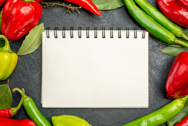 顶部顶视图白色空白笔记本与秋季蔬菜灰色表面与自由空间表面夏天的南瓜蔬菜