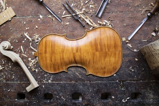 音乐在粗糙的工作台上收集老式木工工具锤子产品杰作
