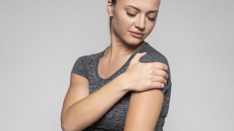 慢性肩膀痛的女人的正视图水平治疗补救