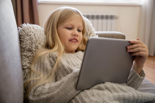 女孩带平板电脑的小女孩的正视图儿童平板电脑科技