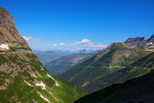 美国美国蒙大拿州冰川国家公园风景如画的岩石山峰美丽的自然景观生存景观绿色