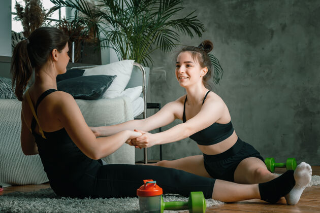 紧身裤年轻女性喜欢在家里运动 在线锻炼女性科技积极的能量
